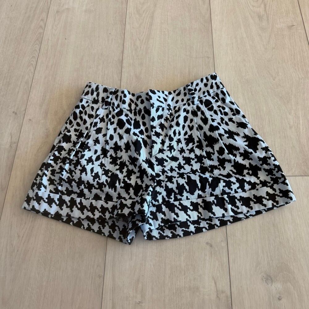 MC women shorts size S